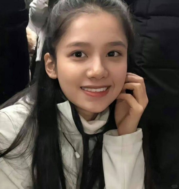 股票投资公司 张婧仪清冷美人设危机？素颜旧照显疲态，演技两极评价引争议